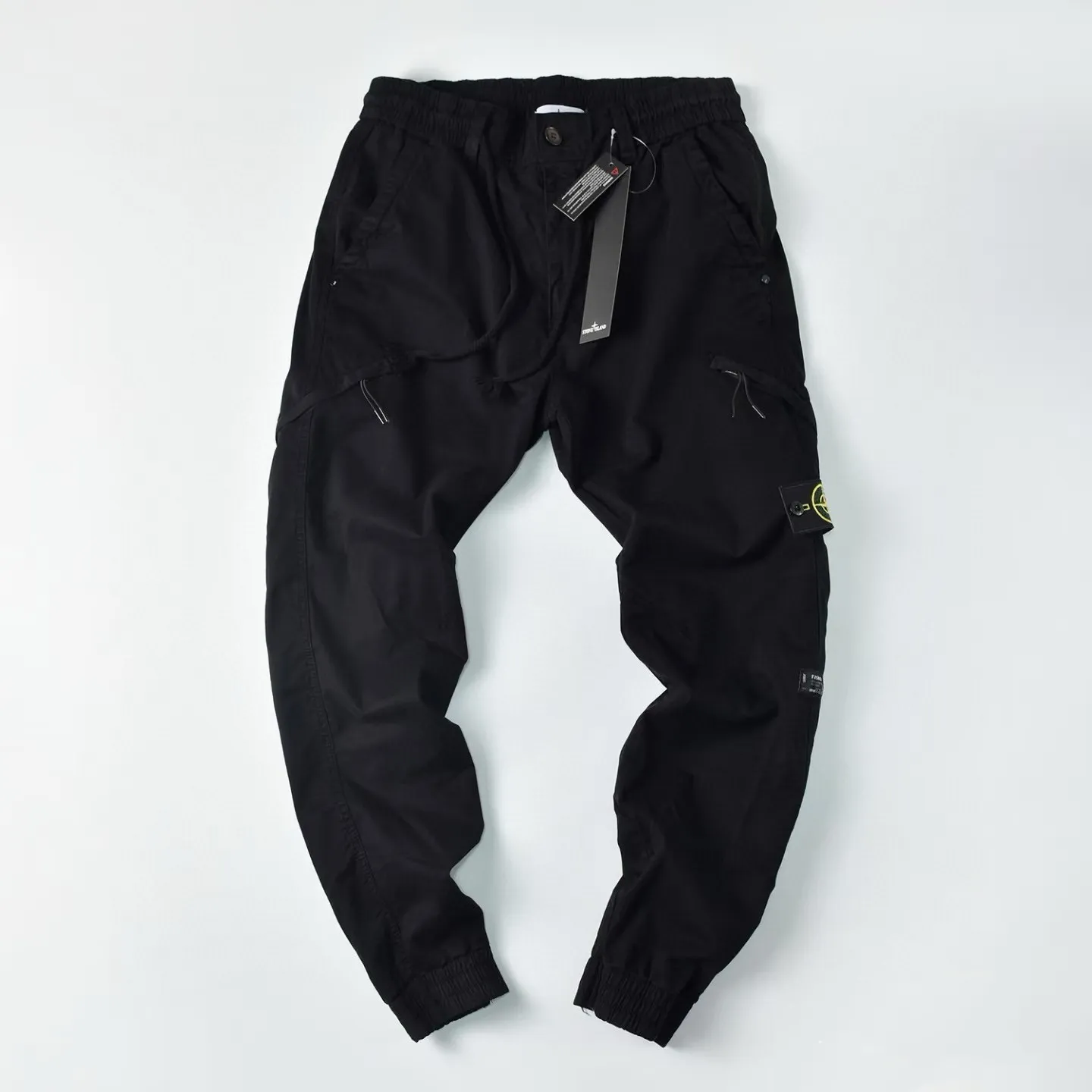 P290 STONE ISLAND/Stone Island Simple Washed Badge Leg Work Pants. The upper body is very simple, handsome and stylish, and can be easily worn by men and women. Made of washed cotton fabric, the micro-elastic texture is very soft and comfortable. The upper body is super versatile and can be worn by anyone. The loose version is suitable for all kinds of body types and they like to wear it quickly. Color: black, gray, military green, khaki